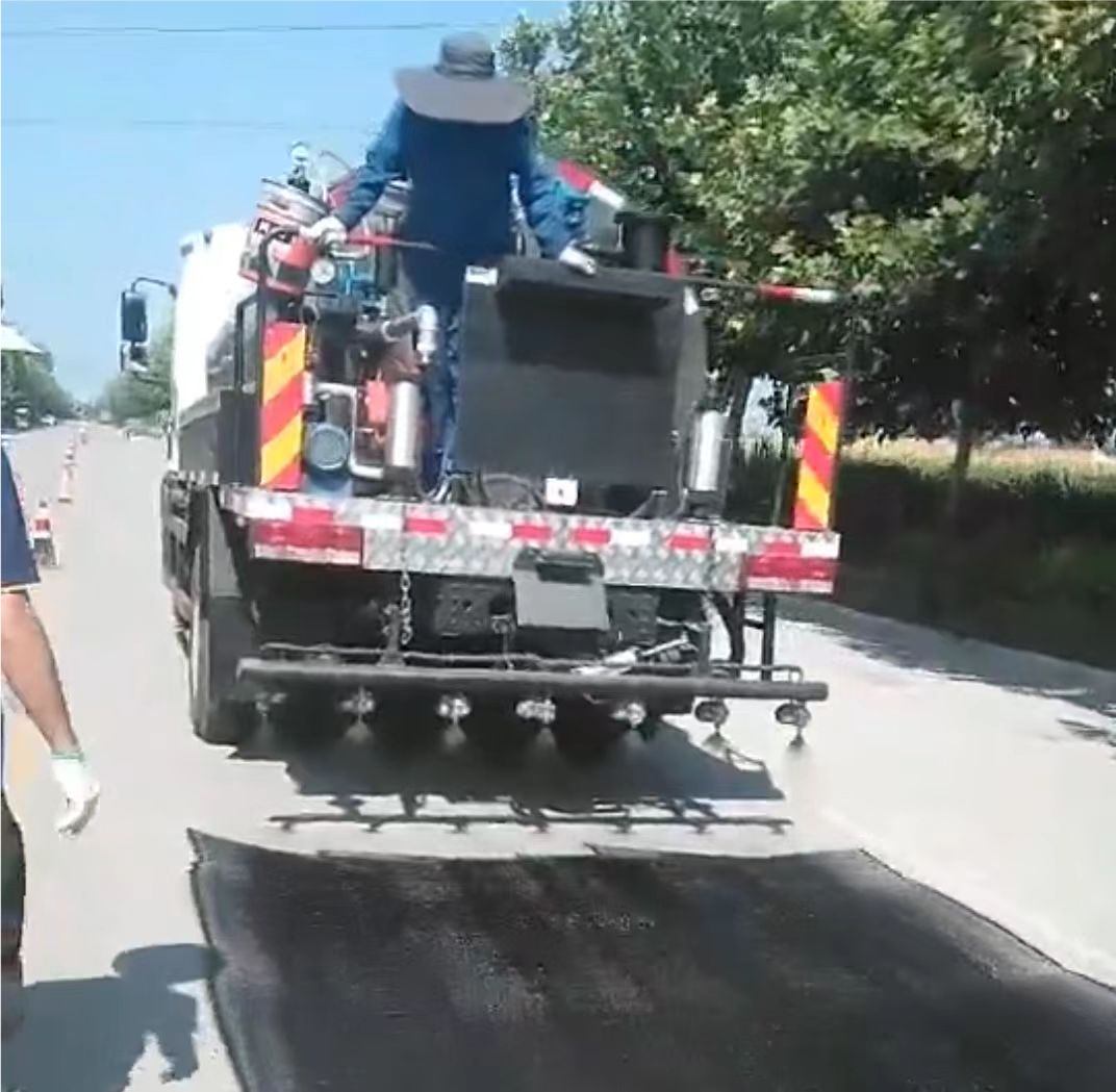 含砂瀝青封層車